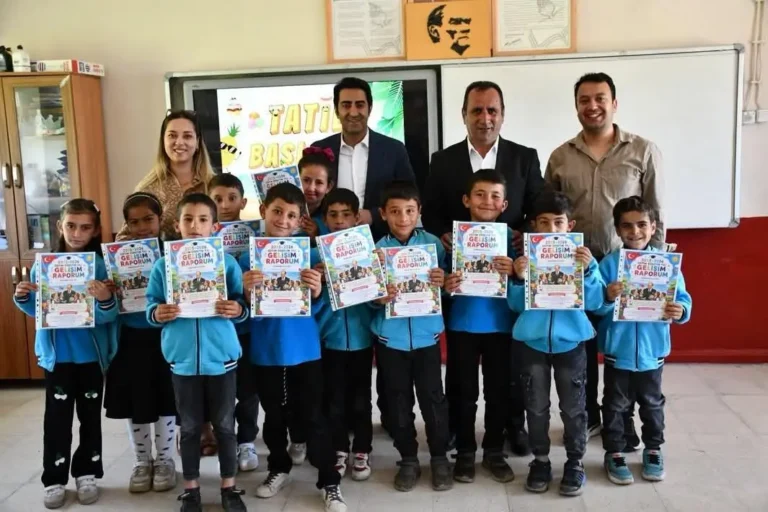Kaymakam Aslantatar, öğrencilerin karne sevincine ortak oldu