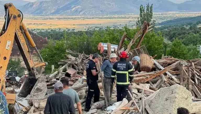Burdur’da kerpiç ev çöktü: 2 yaralı, hayvan sağ kurtarıldı
