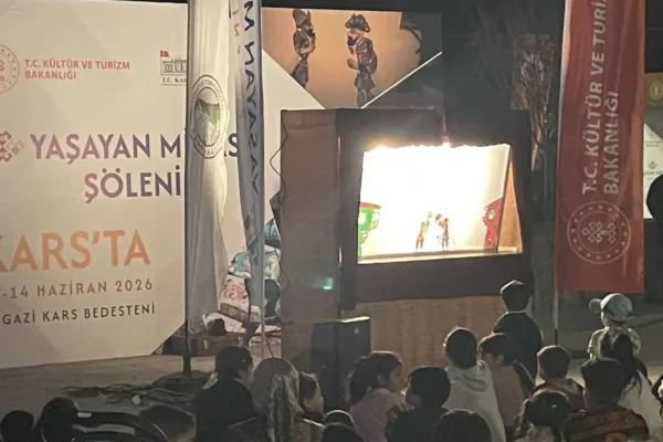 Kars Yaşayan Miras Şöleni’nde Karagöz gösterisine ilgi