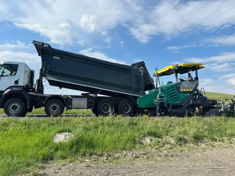 Kars’ta asfalt çalışmaları sürüyor