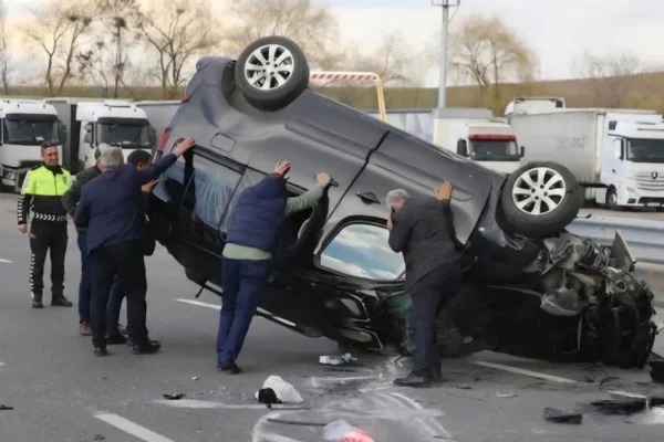 Erzurum’da kavşakta dehşet anları: Çarpışan araçlarda 4 kişi yaralandı