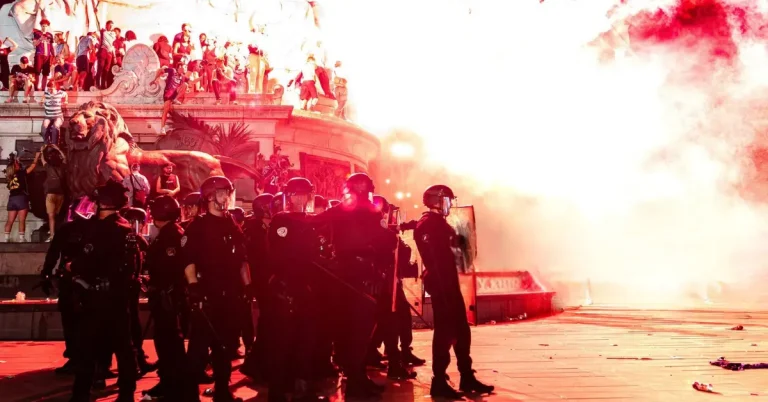 Paris’te kutlamalarda ortalık karıştı: 426 gözaltı