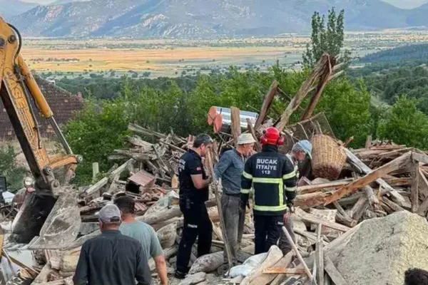 Burdur’da kerpiç ev çöktü: 2 yaralı, hayvan sağ kurtarıldı