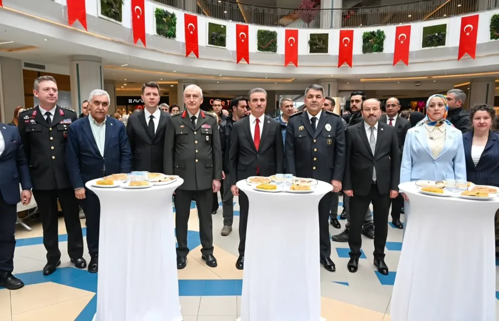 Güvenlik için çalışan eller yardım için kenetlendi