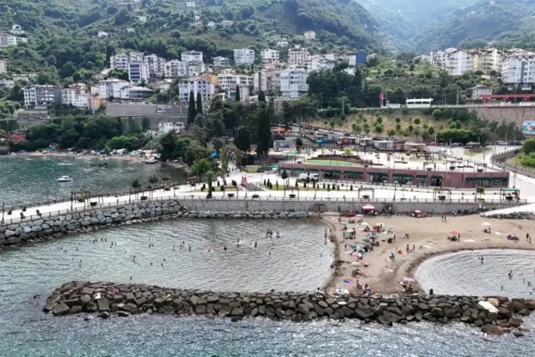Gökdelen yıkıldı: Halk plajın keyfini çıkarıyor