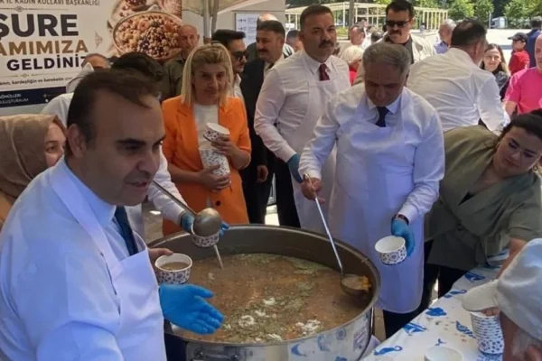 Bakan Kacır Zonguldak’ta vatandaşlara aşure ikram etti