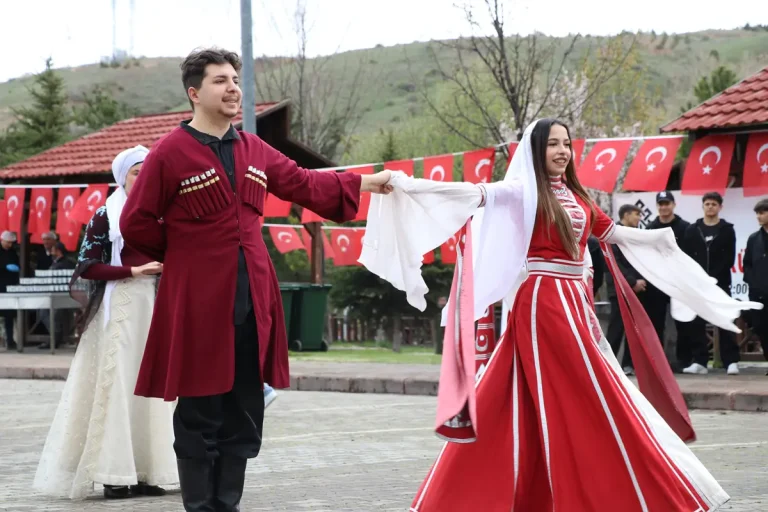 Yağmur altında Hıdırellez coşkusu: Geleneksel yarışmalar renkli görüntüler oluşturdu