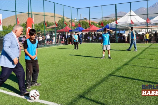 Vali Murat Duru Karaören’de Halı Saha Açtı