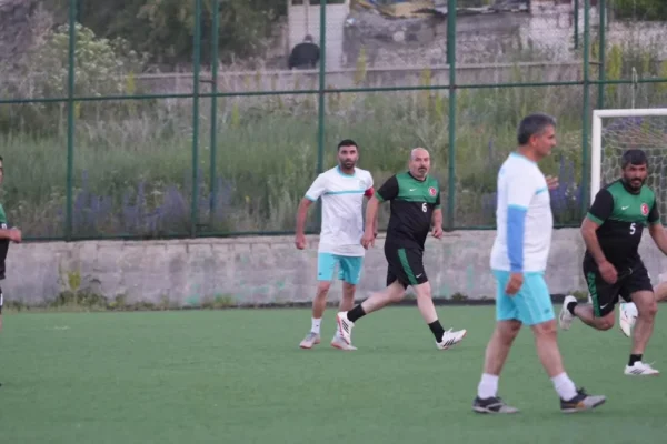 Kars’ta Veteranlar Ligi başladı: 40 yaş üstü futbolcular yeşil sahalara döndü