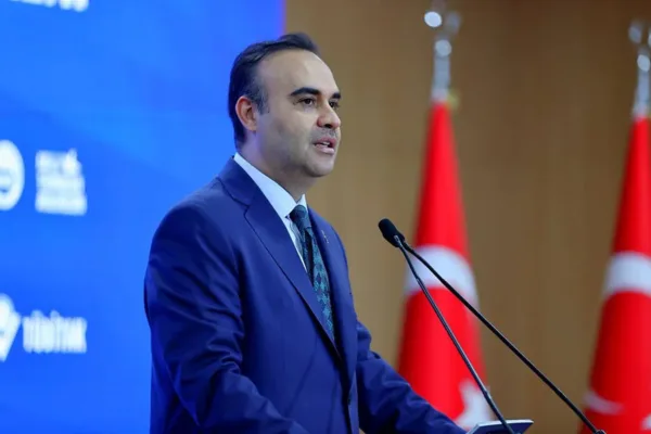 Bakan Kacır: Gençlerimiz madalyalarla dönmeye devam ediyor