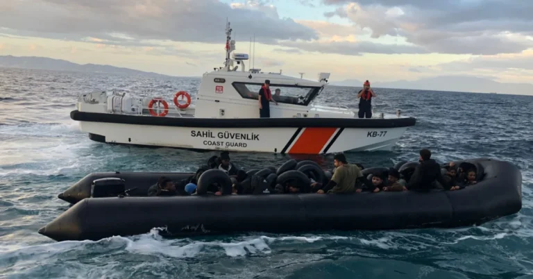 İzmir açıklarında operasyon: 40 düzensiz göçmen yakalandı