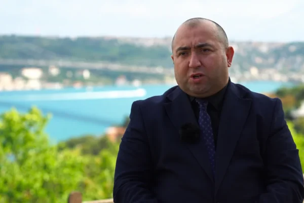 TRT Rus’un FETÖ belgeselinde TİMBİR Genel Başkan Yardımcısı Agil Alesger uzman olarak yer aldı