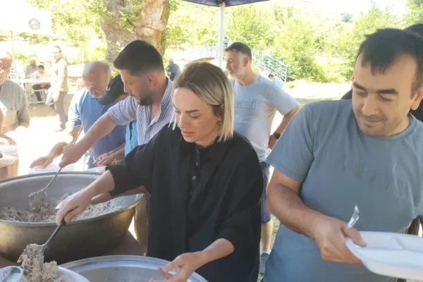Akçakoca Belediye Başkanı Alev Ünal, geleneksel cümle mevlit programında pilav dağıttı