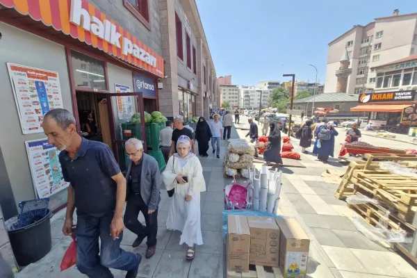 Gürcükapı’da zabıta uyarısı kısa sürdü: Kaldırım yeniden işgal edildi