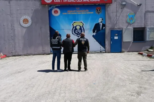 Kars’ta 27 yıl hapis cezası bulunan cezaevi firarisi yakalandı