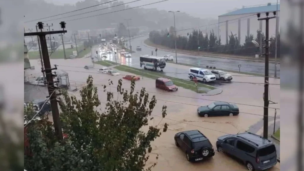 Karadeniz Ereğli’de sağanak yağış hayatı olumsuz etkiledi
