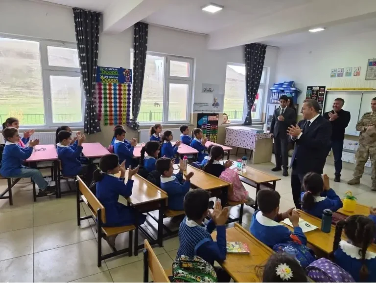 Kars Valisi Polat’tan bayrak sevgisiyle gündeme gelen kardeşlere ziyaret