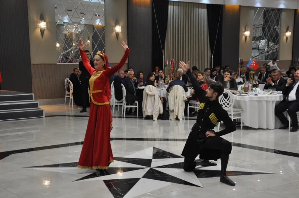 Kars’ta Azerbaycan Bağımsızlık günü kutlandı