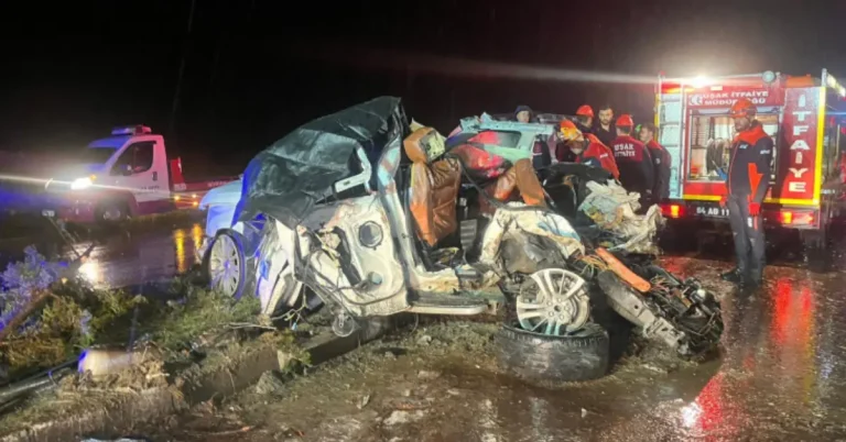 Uşak’ta feci zincirleme kaza: 4 ölü, 34 yaralı
