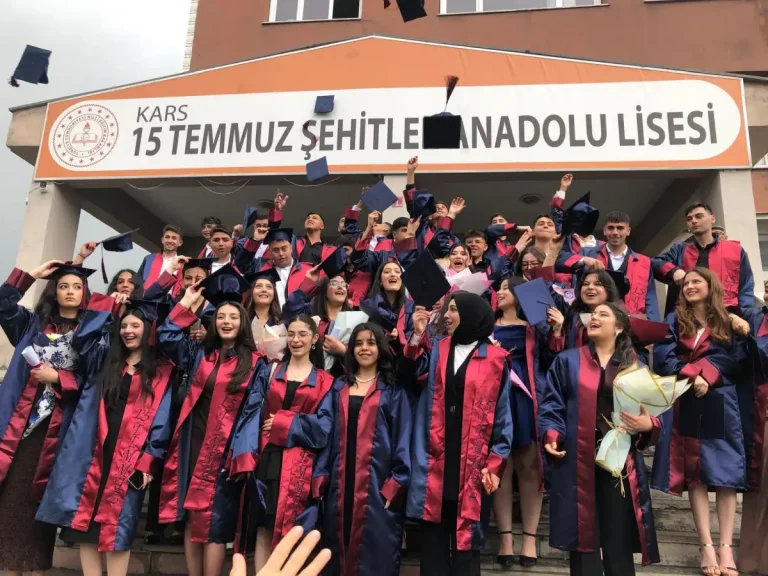 Kars’ta 2025-2026 eğitim ve öğretim yılı mezuniyet heyecanı yaşanıyor