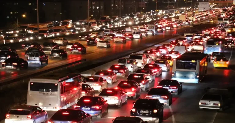Türkiye’de trafiğe kayıtlı araç sayısı yükselmeye devam ediyor