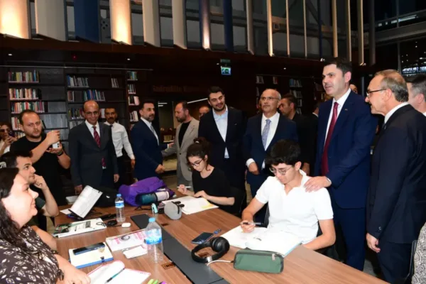 Bakan Murat Kurum’dan şehir kütüphanesine tam not