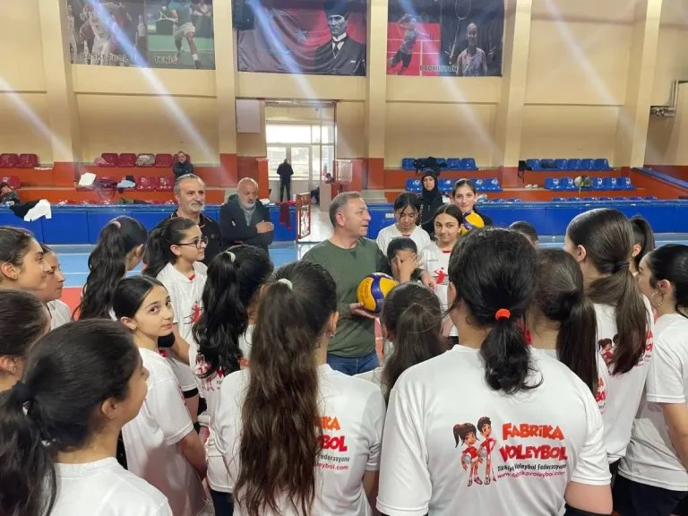 Vali Ziya Polat badminton antrenmanında öğrencilerle buluştu