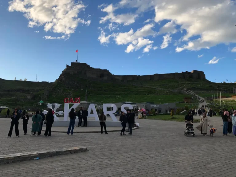 Bayramın son günlerinde Kars’ta şehir turizminin tadını çıkardılar