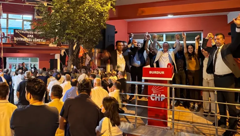 CHP Burdur’da fesih krizi: İl başkanlığı önünde karara tepki
