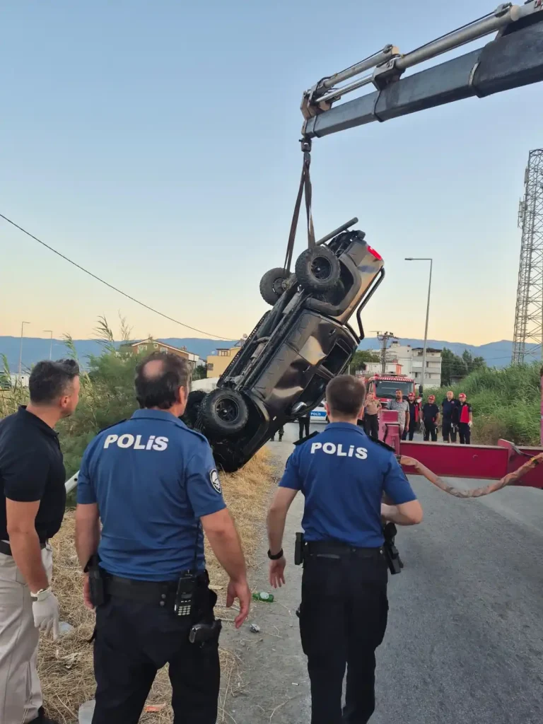 Balıkesir Edremit’te kamyonet dereye uçtu: 2 kişi hayatını kaybetti