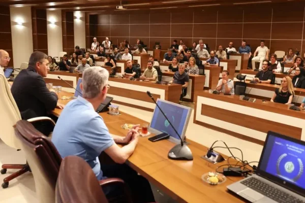 MAKÜ’de bilimsel üretimde başarı gösteren akademisyenler onurlandırıldı