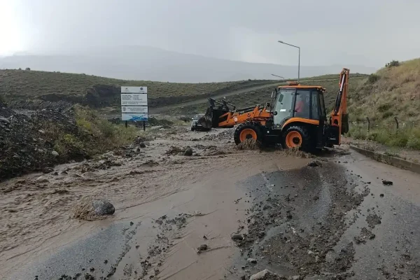 Kağızman Kaymakamı Daştan, sel olan bölgelerde incelemede bulundu