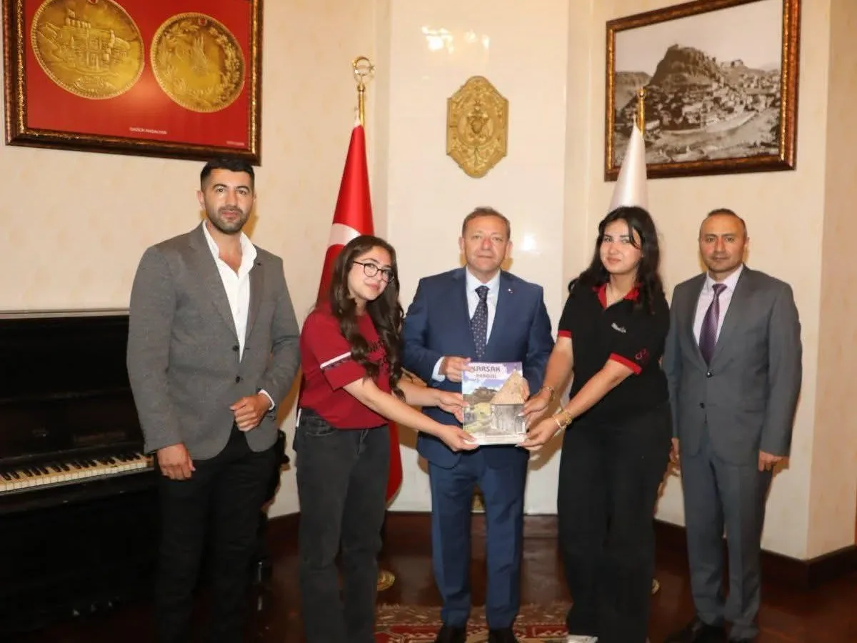 Kars Valisi Ziya Polat’tan gençlere destek: “Okul dergisi takdim edildi”