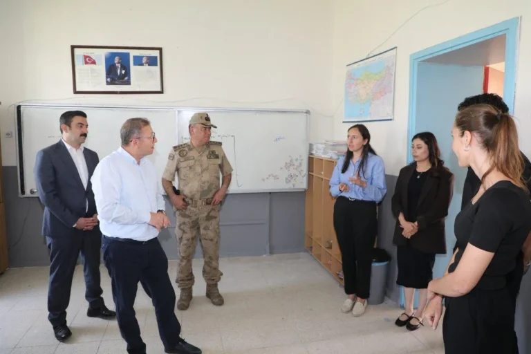 Vali Ziya Polat’tan Arpaçay’da okul ziyareti