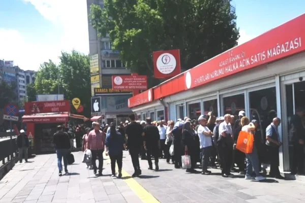 Ankara’da 10 liraya satılan ucuz yumurta için vatandaşlar kuyruğa girdi