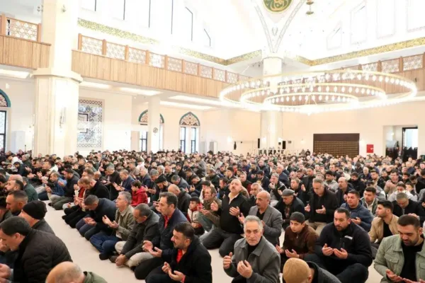 Kars’ta bayram coşkusu: Camiler doldu taştı, birlik ve beraberlik mesajları verildi