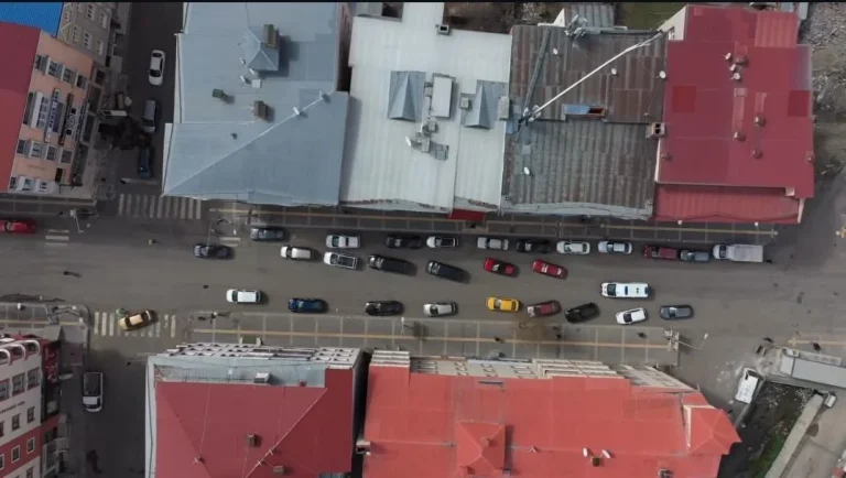Kars’ta örnek davranış: Ambulansa fermuar sistemiyle yol verildi