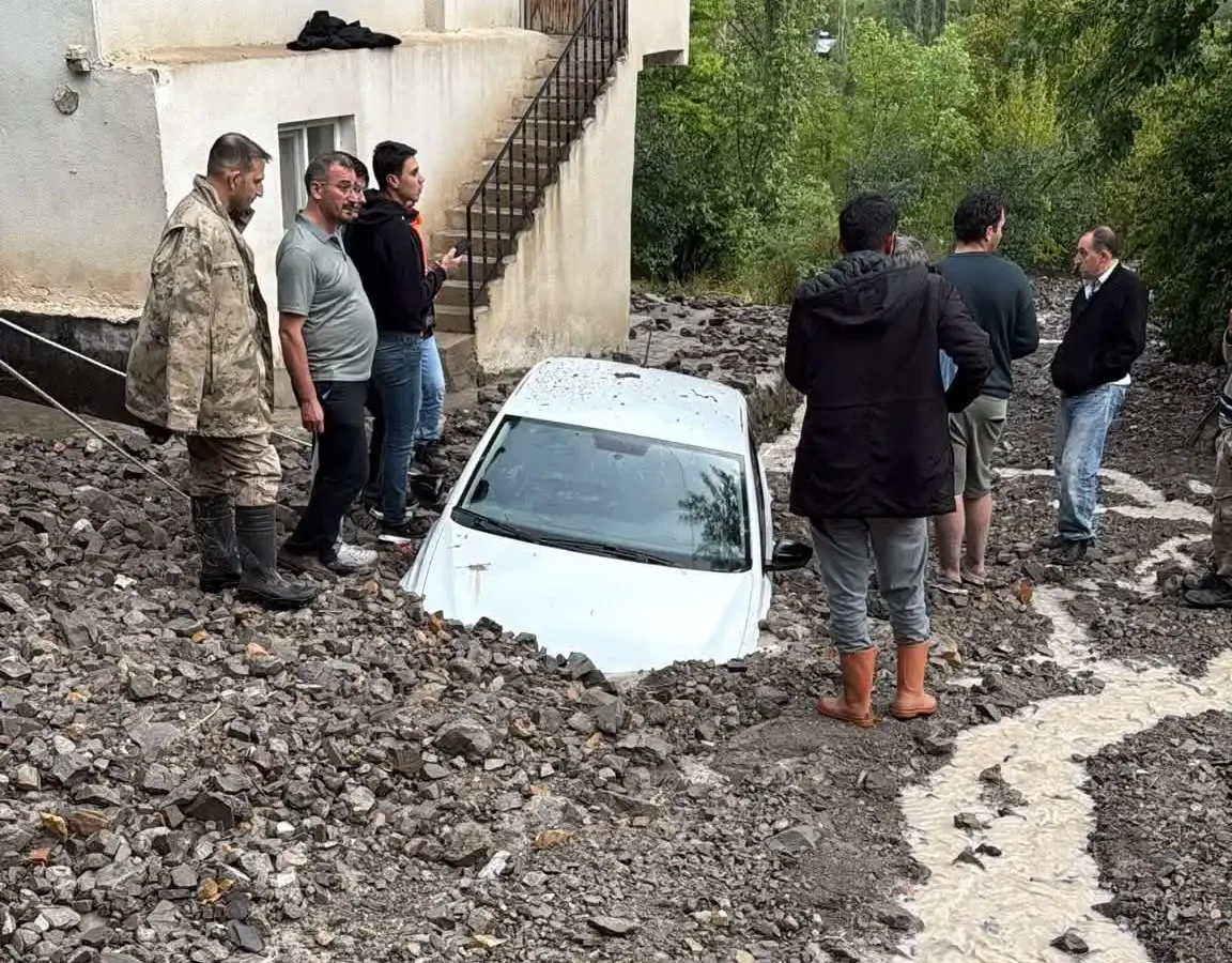 Uzundere’de taşkın: Araçlar çamura gömüldü