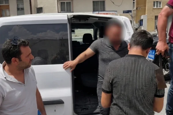 Erzurum’da satırlı firari hükümlü alarmı: Çatıda gerilim dolu dakikalar
