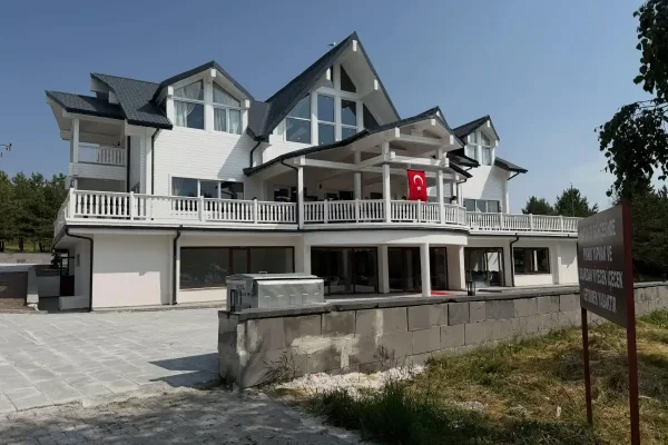 Çıldır Gölü’nün gözde tesisi küllerinden doğdu