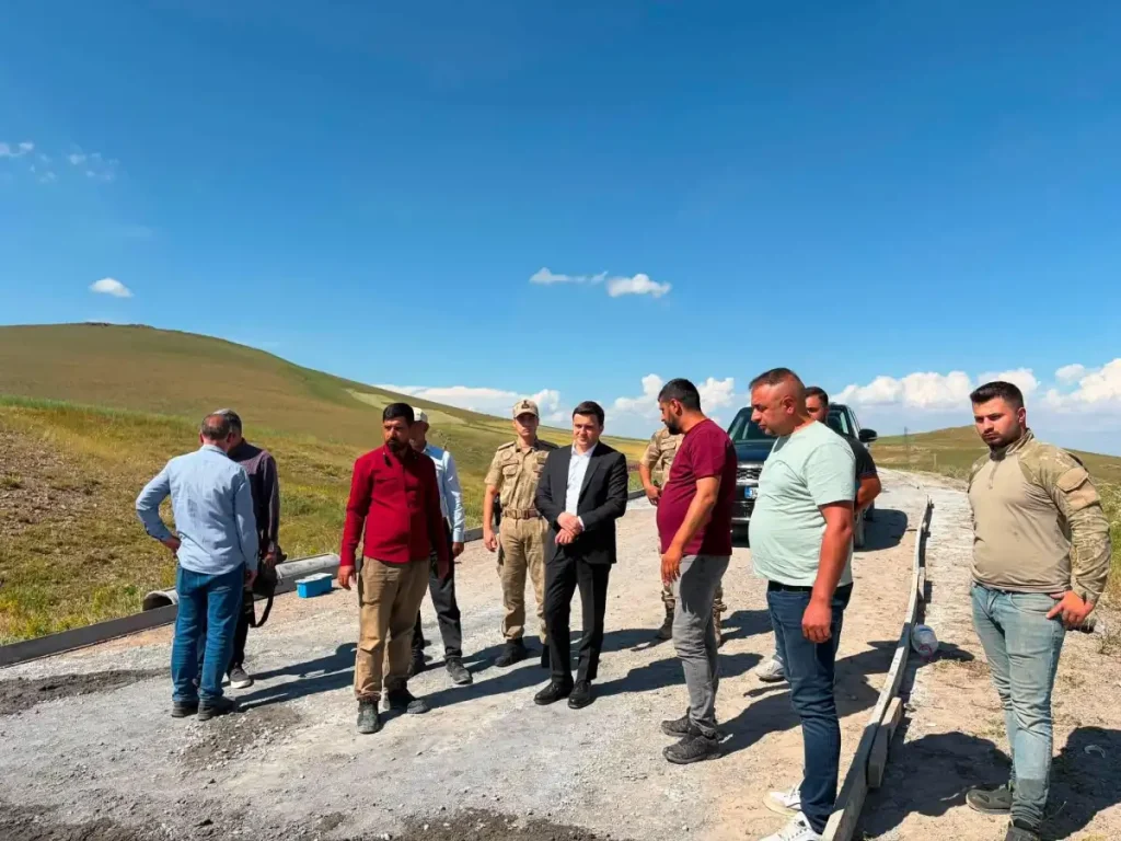Digor Kaymakamı Abdulkadir Zengin, beton yol çalışmalarını yerinde inceledi