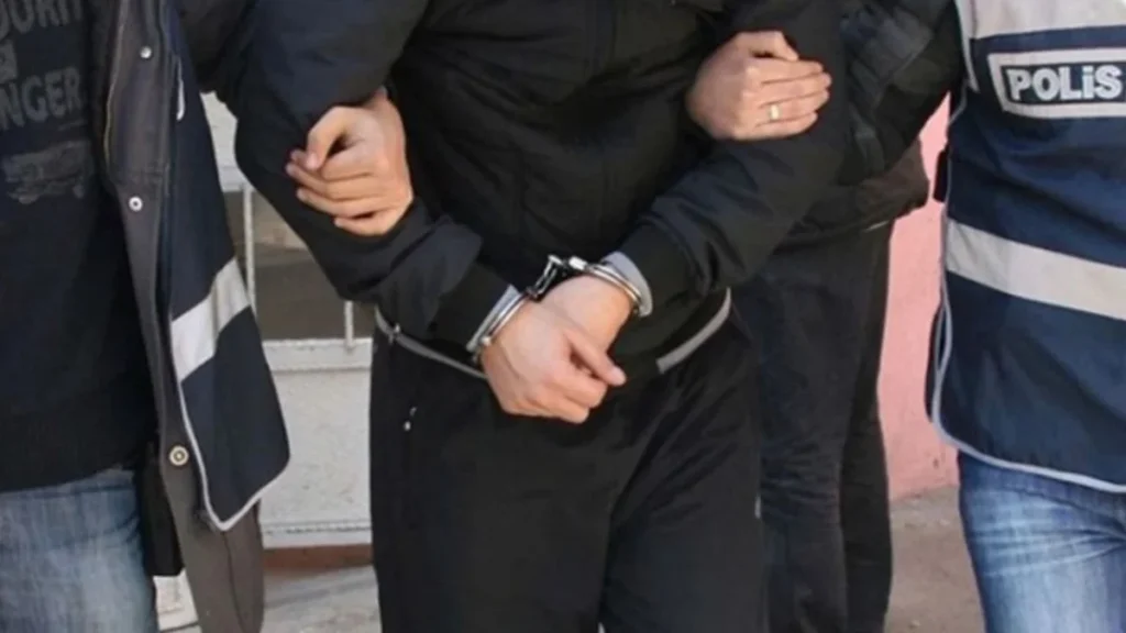 Kars’ta 10 yıl 8 ay hapis cezası bulunan firari hükümlü yakalandı