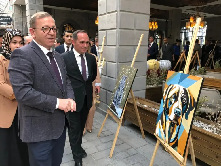 Kars’ta sergi: Demir parmaklıkların ardından sanata uzanan eller