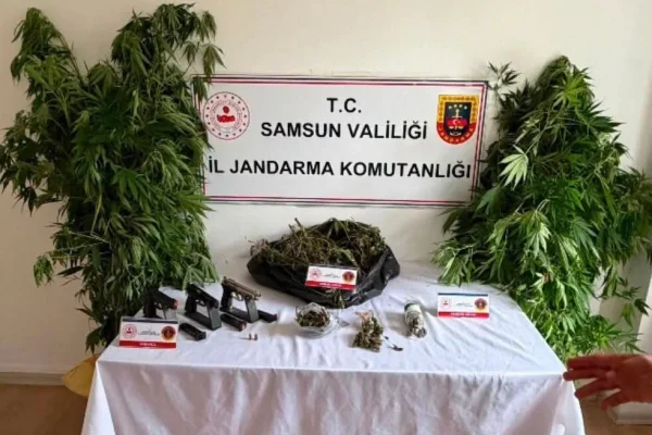 Salıpazarı’nda uyuşturucu operasyonu: Esrar, kenevir ve ruhsatsız tabancalar ele geçirildi