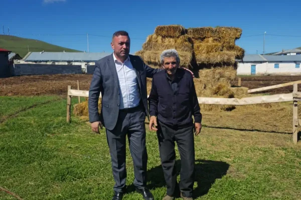 Kars Ziraat Odası Başkanı Müçük, çiftçileri tarlada ziyaret etti