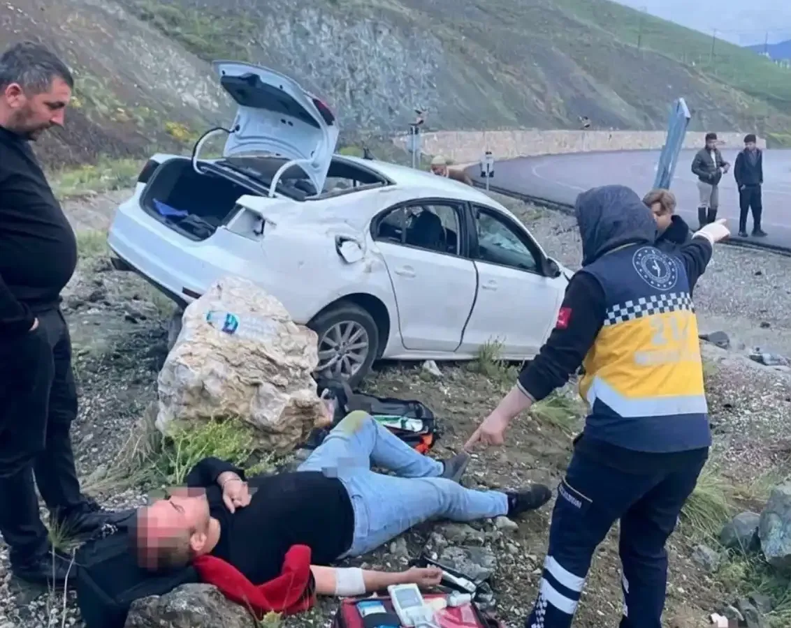 Erzurum’da can pazarı! otomobil duvara saplandı: 1’i ağır 4 yaralı