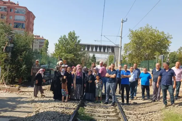 Tren yolunda mahallenin eylemi