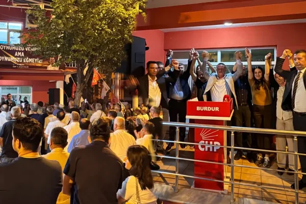 CHP Burdur’da fesih krizi: İl başkanlığı önünde karara tepki