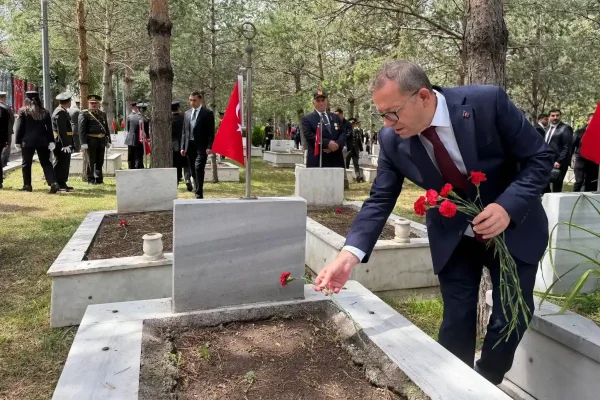 Kars’ta 30 Ağustos Zafer Bayramı Kutlamaları Şehitlik Töreniyle Devam Etti
