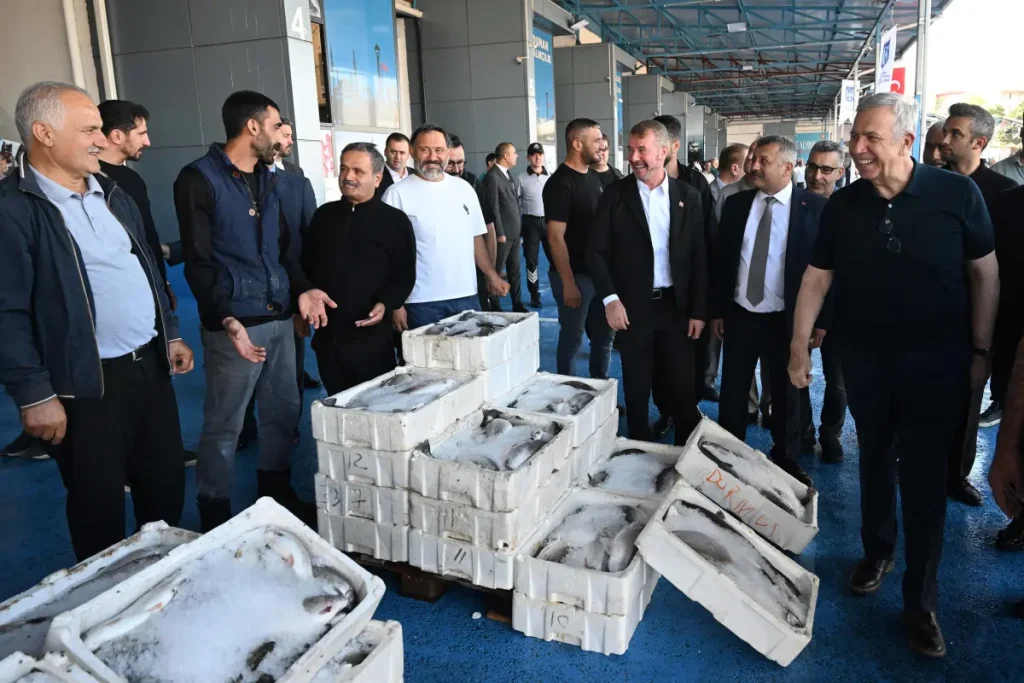Balıkçı esnafı yeni sezona Mansur Yavaş’la “Vira Bismillah” dedi